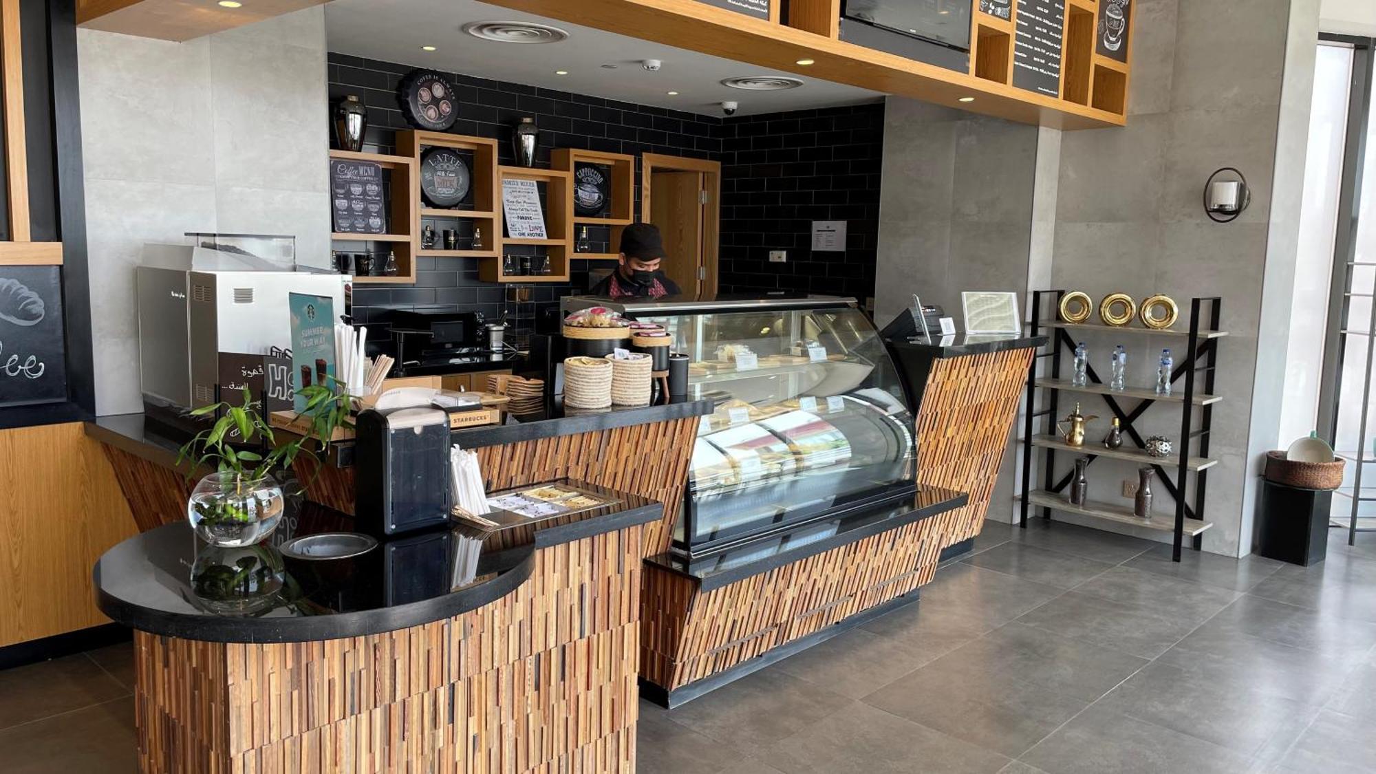 فندق وأجنحة رمادا من ويندام القصيم البكيرية المظهر الخارجي الصورة A coffee shop in the United Arab Emirates